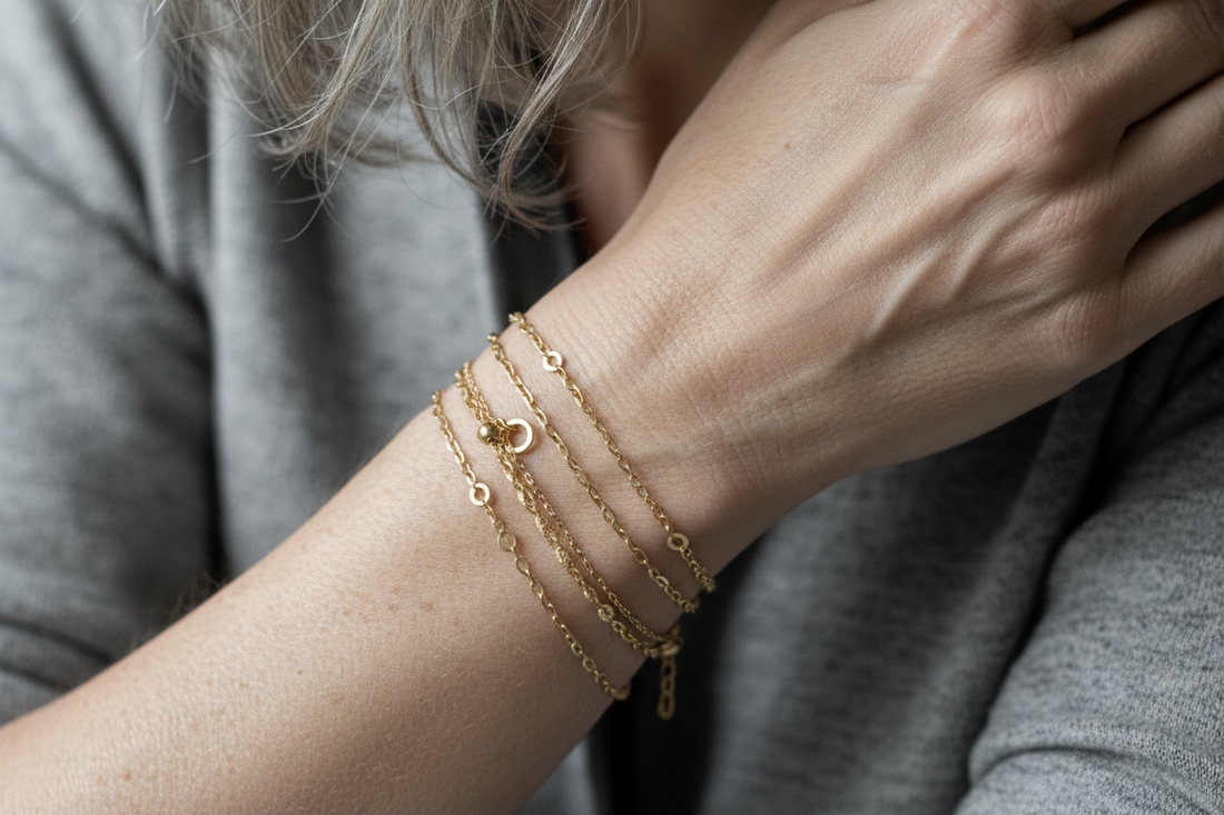 Bracelets dorés femme superposés